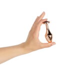 Mano che tiene il Butt Plug Nouveau Rosy Gold