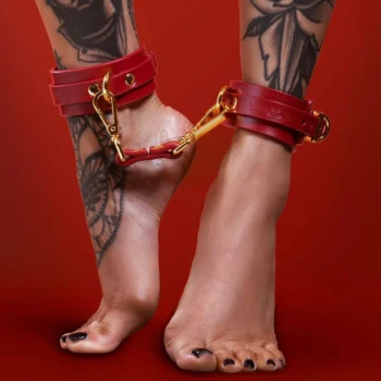 Manette per caviglie BDSM Ankle Cuffs Taboom (indossate)
