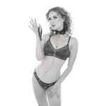 Collare BDSM con guinzaglio dorato Brat Sex & Mischief indossato da modella