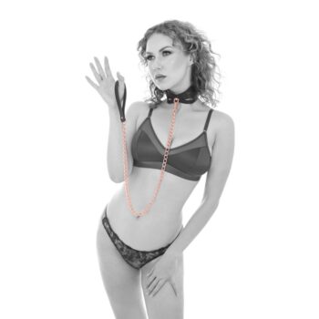 Collare BDSM con guinzaglio dorato Brat Sex & Mischief indossato da modella