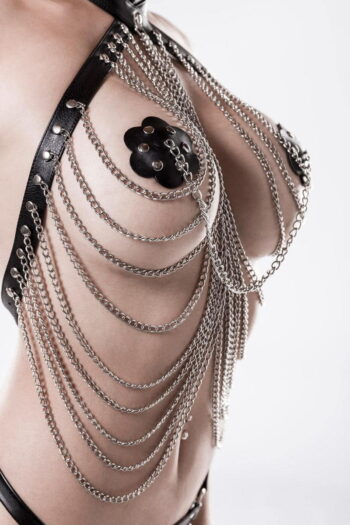 completino 3 pezzi con catenelle dettaglio copri capezzoli bondage